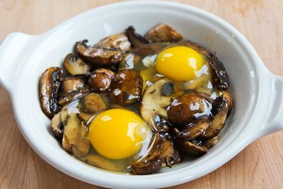 Запеченные яйца с грибами и пармезаном